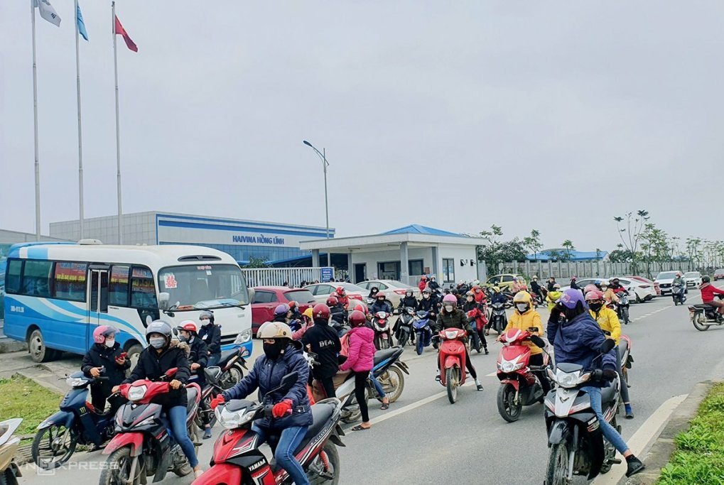 Workers of Haivina Hong Linh in central Ha Tinh Province leave after about 30 minutes of strike. Photo by VnExpress/ Duc Hung