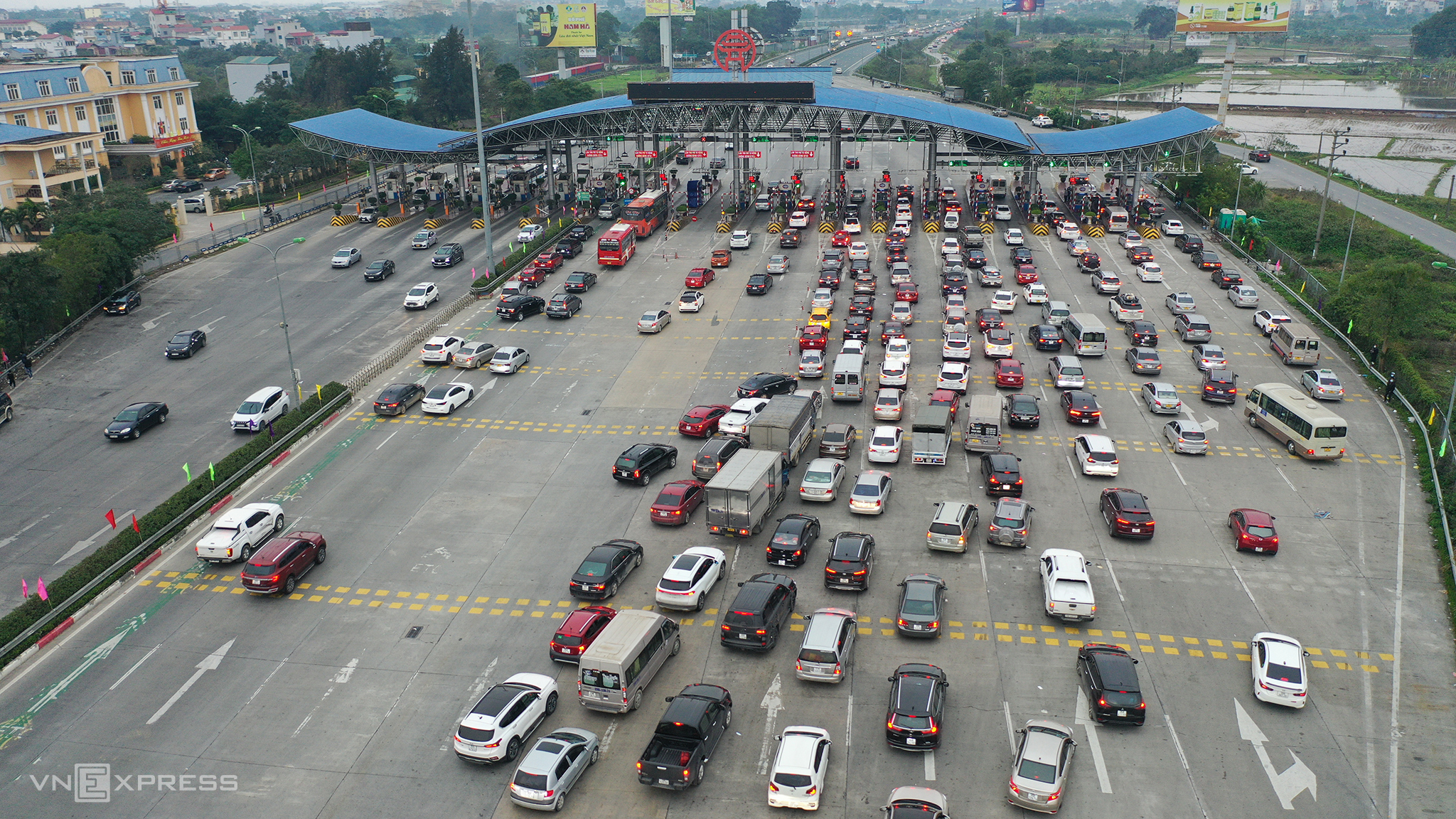 Over the past three days, the toll stations of Phap Van Cau Giay Expressway have been in a state of congestion with streams of vehicles trying to pass through and inching toward the capital.