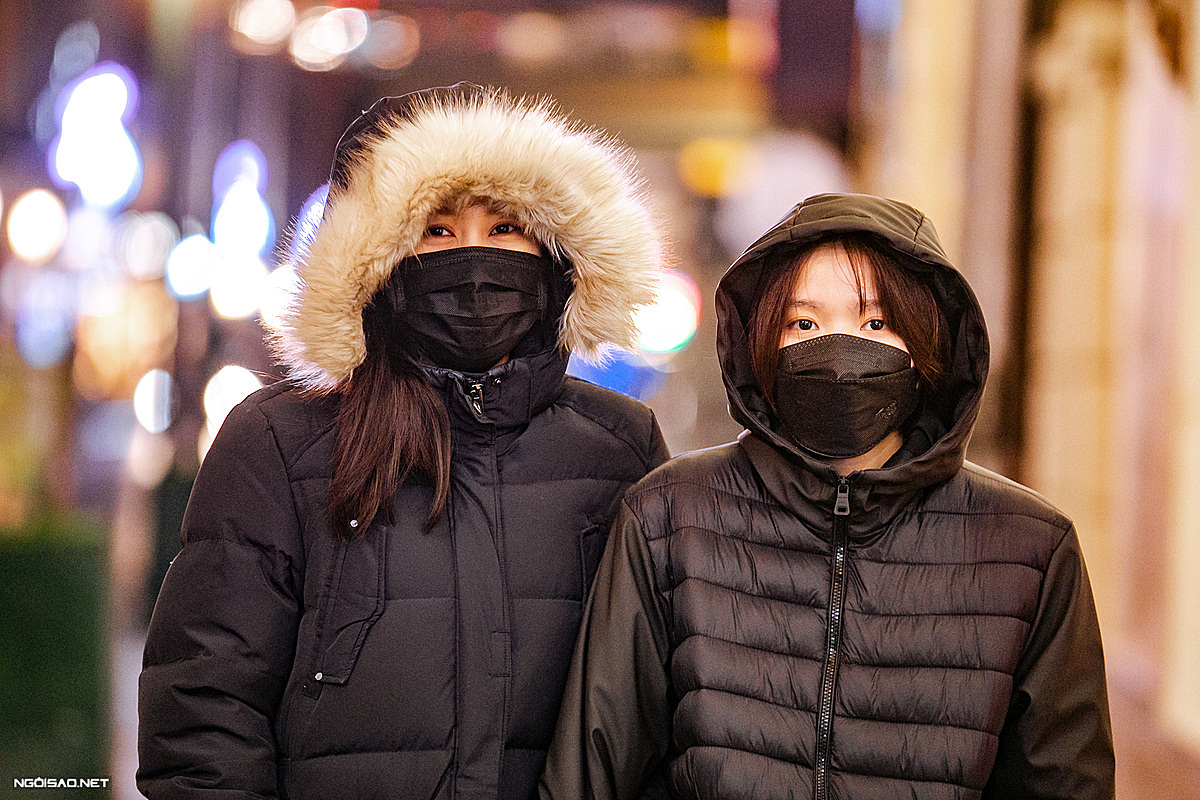 Ngoc Anh and Ngoc Huyen, residents  of Hoan Kiem district, wear clothes covering their heads and faces. We wouldnt have left the house if we didnt have to. Huyen said. The weather is chilly to the bone. No matter how many clothes you wear, it is not warm enough.
