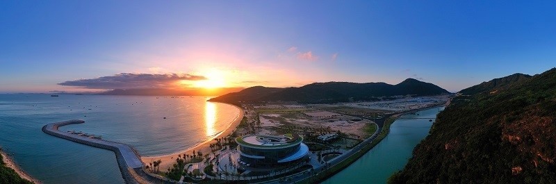 A world-class commercial and tourism city is being built on Hai Giang Peninsula. Photo by ??