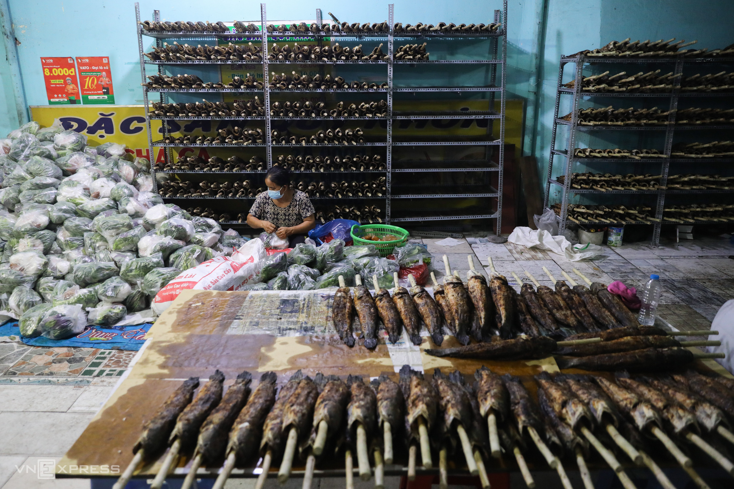Thousands of grilled snakehead fish are neatly arranged on the shelves inside Trungs stall. Employees are hard at work pre-processing fish, preparing vegetables and making sauce. Normally, the shop only has a few employees, but on this occasion, the owner said he mobilized nearly 30 staff.