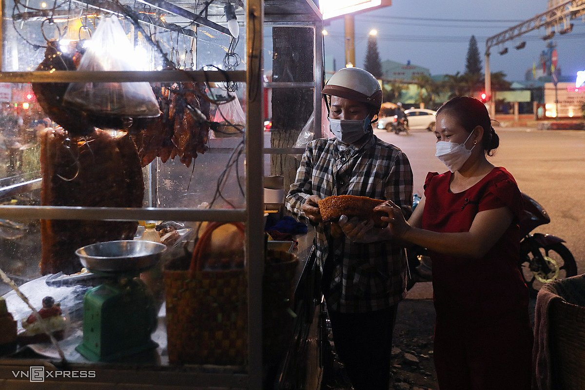 On her way back, she also stopped at a familiar shop on Truong Chinh Street to buy roast pork.Roasted pork is also one of the three must-have offerings for southern families, which includes pieces of pork, shrimp (or crab), and duck eggs.
