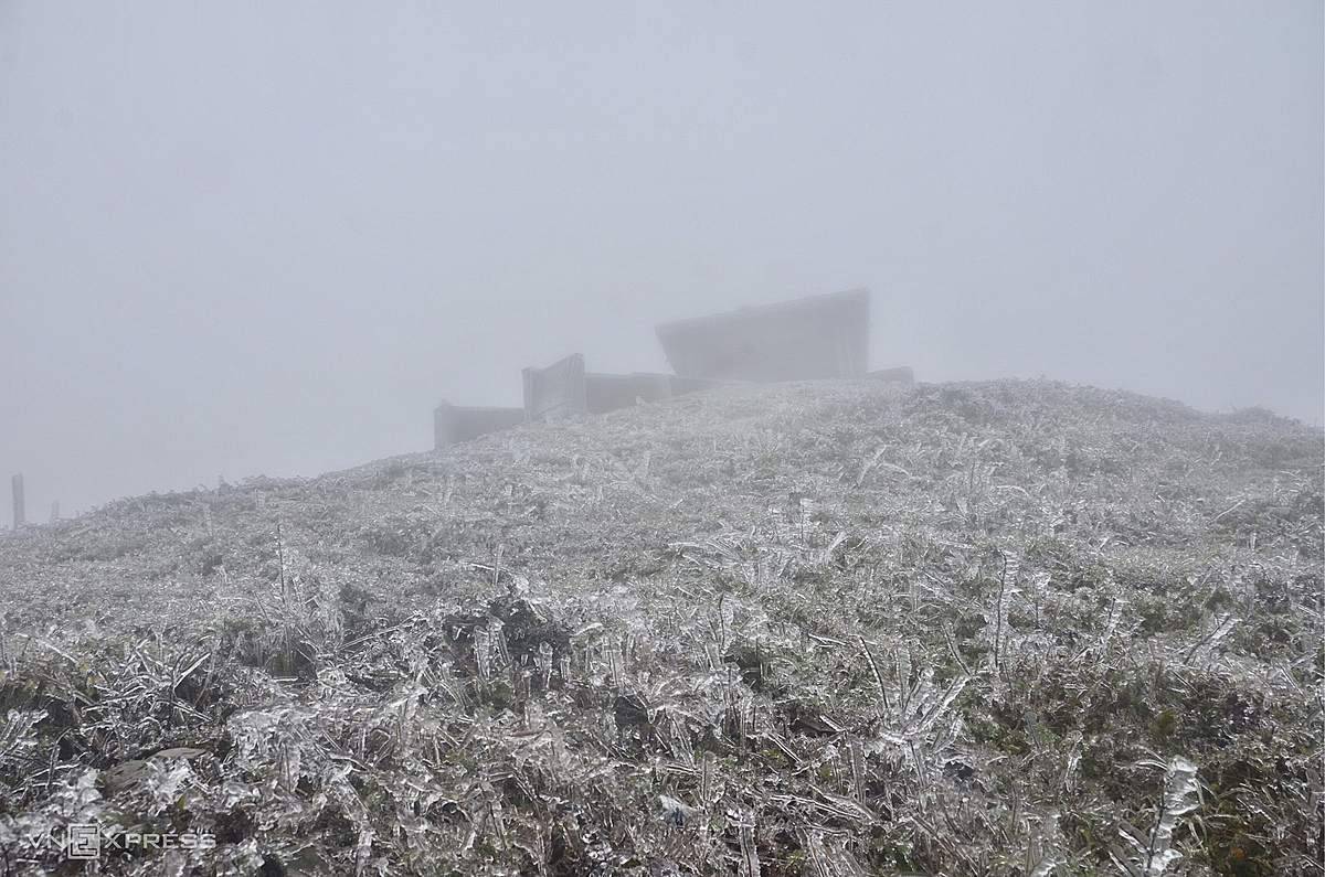 At the top of Mau Son Mountain in Lang Son Province, frost and heavy rain appeared at 3 a.m. Layer of fog also makes it difficult to observe. Photo by Hoang Lang Huy