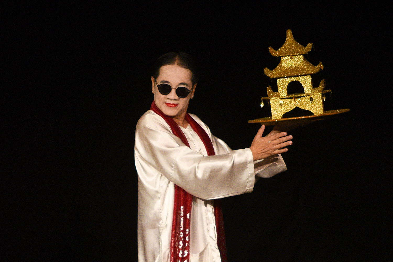 Comedian Thanh Loc during the show. The plot is set in south central region in the early 20th century with Loc playing a monk who has been promoted to become a public figure of the village despite his wife and children opposing.