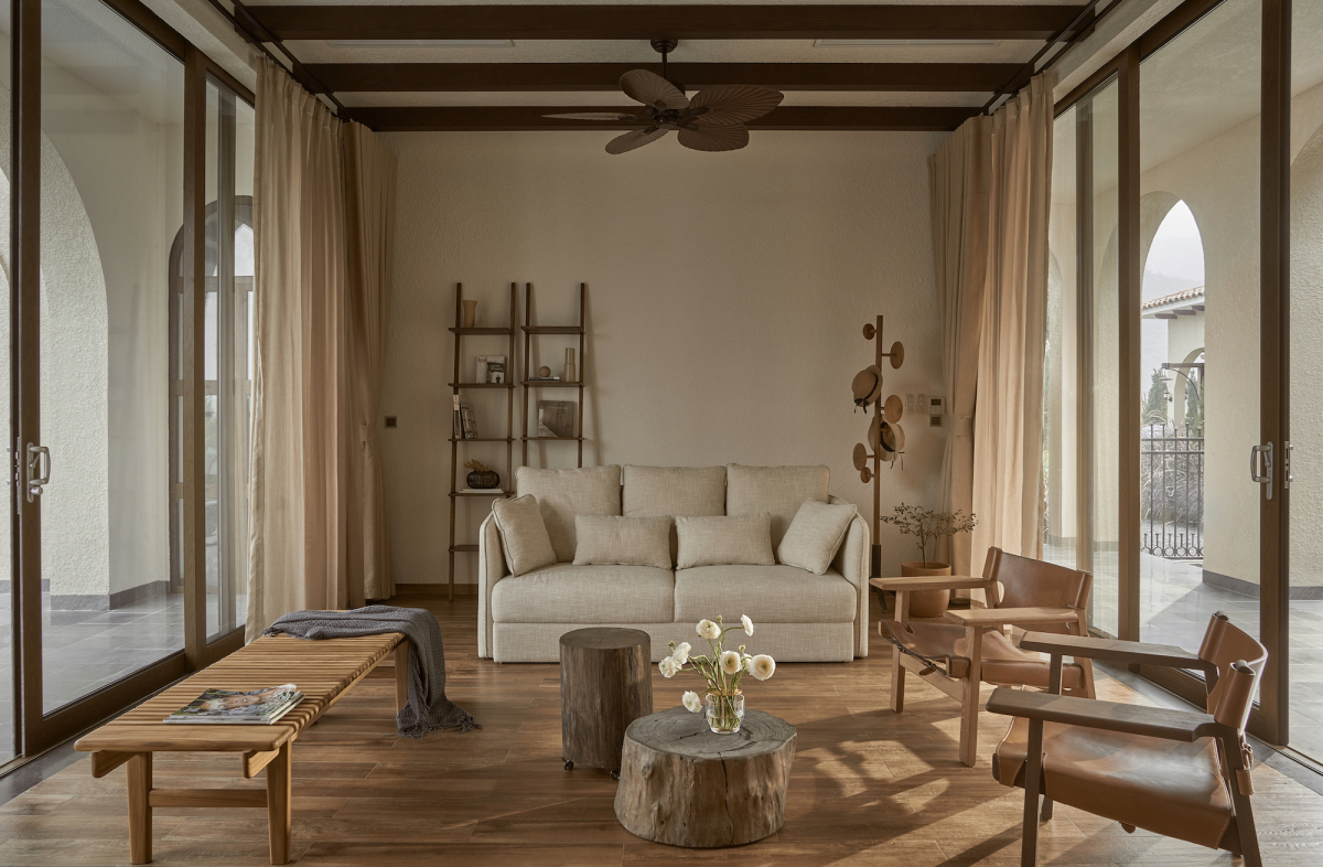 The furniture of the house blends Italian elements with European country style, giving the place a rustic yet sophisticated feel.