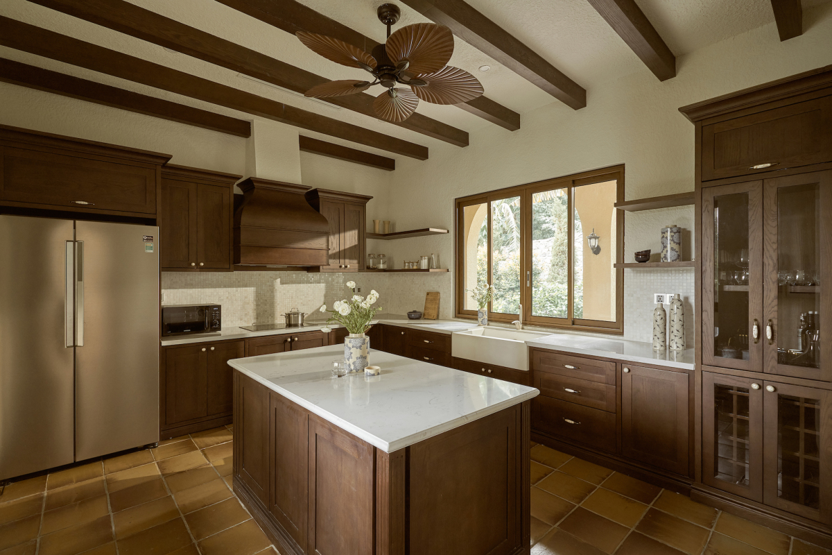 Creamy brown tones with materials like fired ceramic tiles, random-paved black stone, curling iron, and rough fabrics evoke the warmth of Italy in the kitchen.