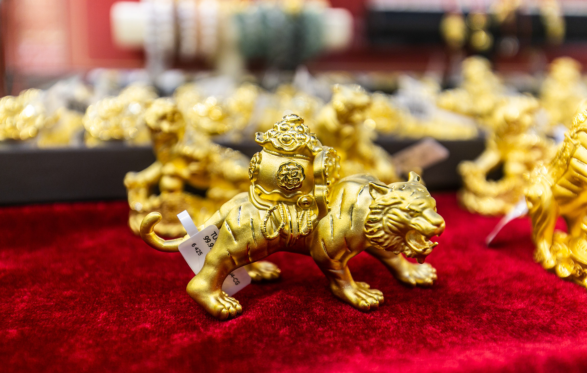 A golden statue of the tiger. Depending on its size, the statue is sold at VND1.3 million (around $60) and VND2.7 million.