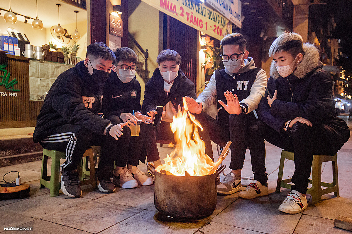 Nhu Quang Anh and his friends are grateful for the fire that has just been lit outside the lemon tea shop on Nguyen Huu Huan Street.