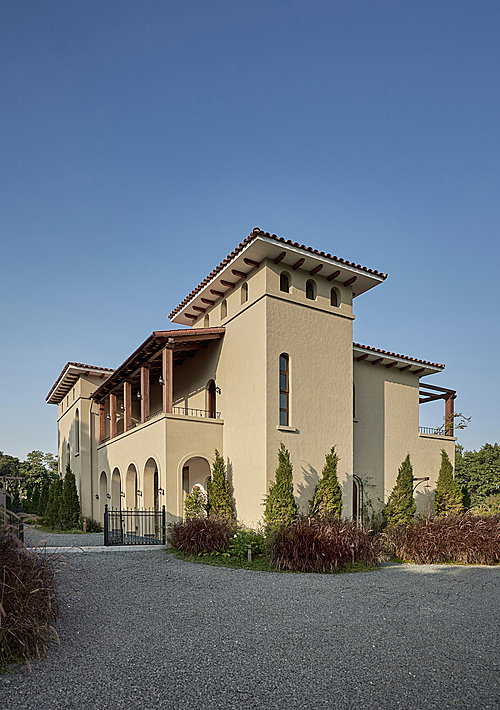 Architecturally, the work is Tuscan in style but more modern in execution, as evidenced by the lines and materials used. The classic Mediterranean tile roof, for example, is devoid of decorative features. The paint compression technique by trowel helps the paint surface shine in the sunlight.