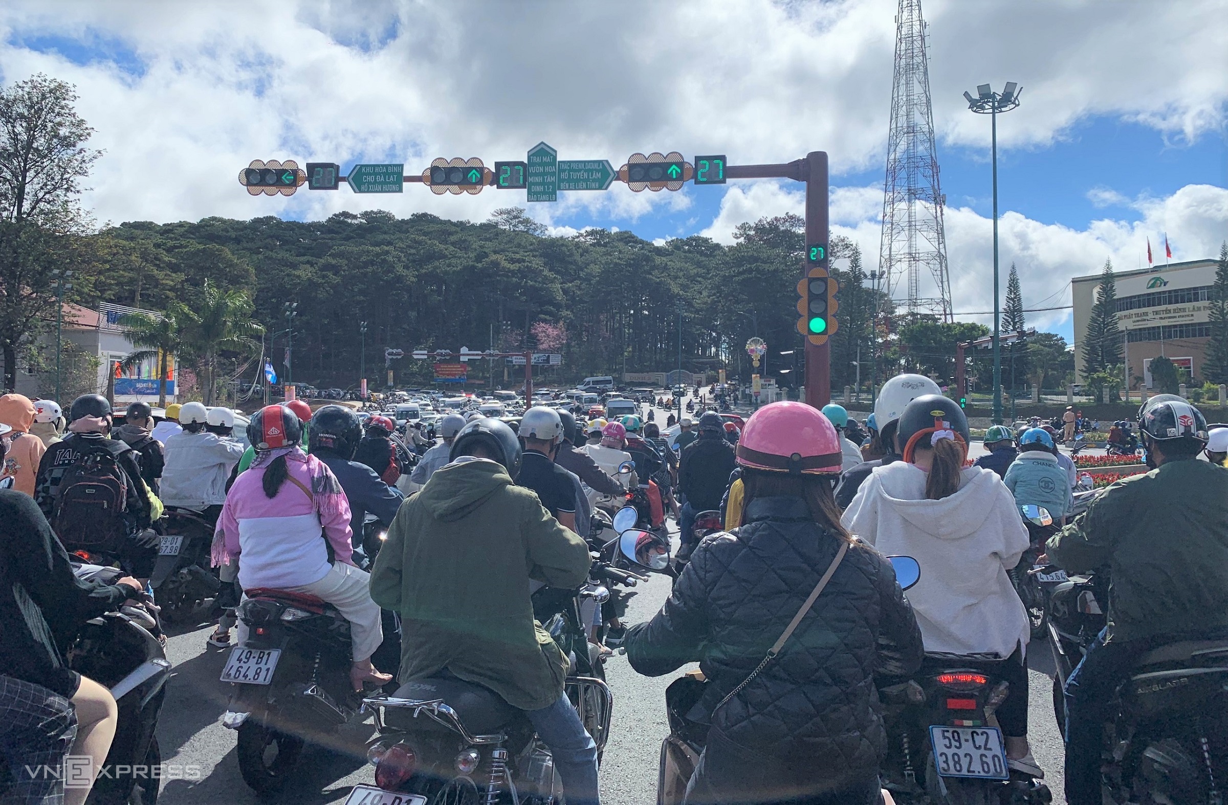 Traffic jam in downtown Da Lat, February 4, 2022. Photo by VnExpress/Trung Tri