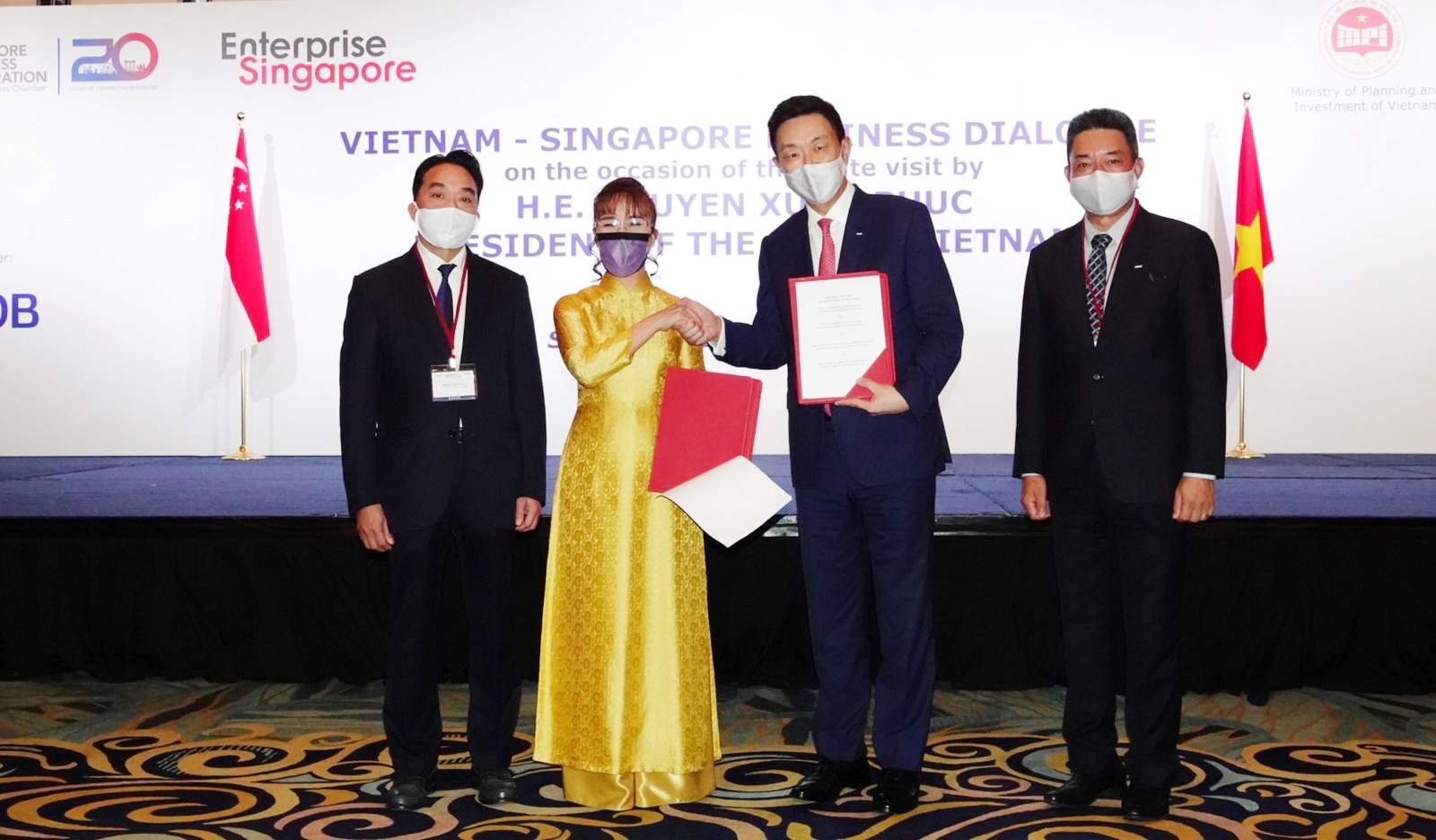 Nguyen Thi Phuong Thao, Sovico Chairwoman, hands over a Memorandum of Understanding to Loh Chin Hua, General Director of Keppel, on developing energy solutions and sustainable urbanization in Vietnam. Photo by Sovico