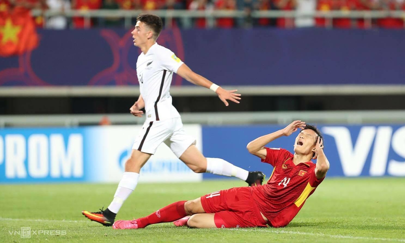 Nguyen Hoang Duc after missing a sitter in the U20 World Cup game with New Zealand in 2017. Photo by VnExpress/Duc Dong