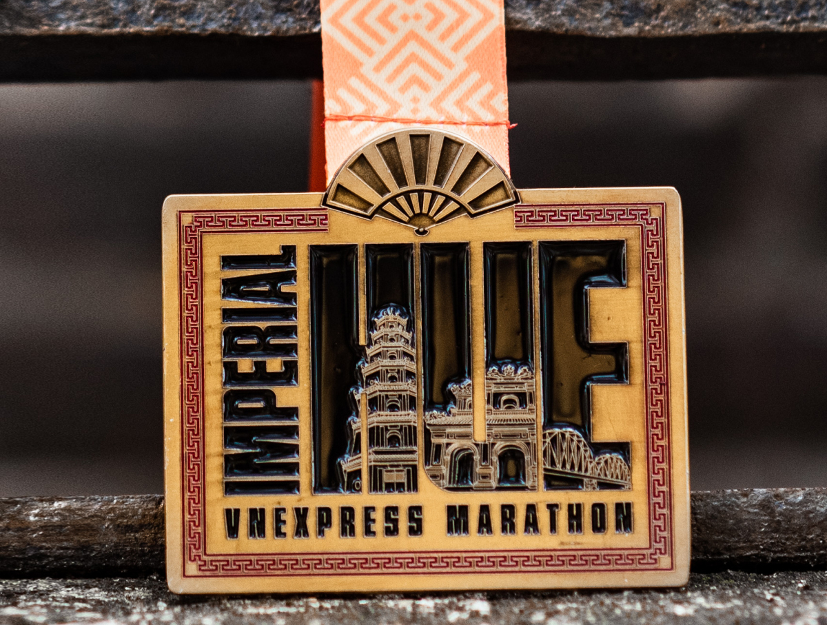 The VnExpress Marathon Imperial Hue medal design was inspired by famous historic sites, such as Thien Mu pagoda, Hien Nhon gate, Truong Tien bridge. Three historical witnesses are sophisticatedly integrated in the word HUE with thin, delicate drawings leaving royal imprints.