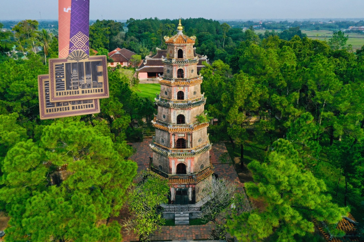 At the VnExpress Marathon Hue 2020, thousands of athletes went past Thien Mu, a 400-year-old pagoda.