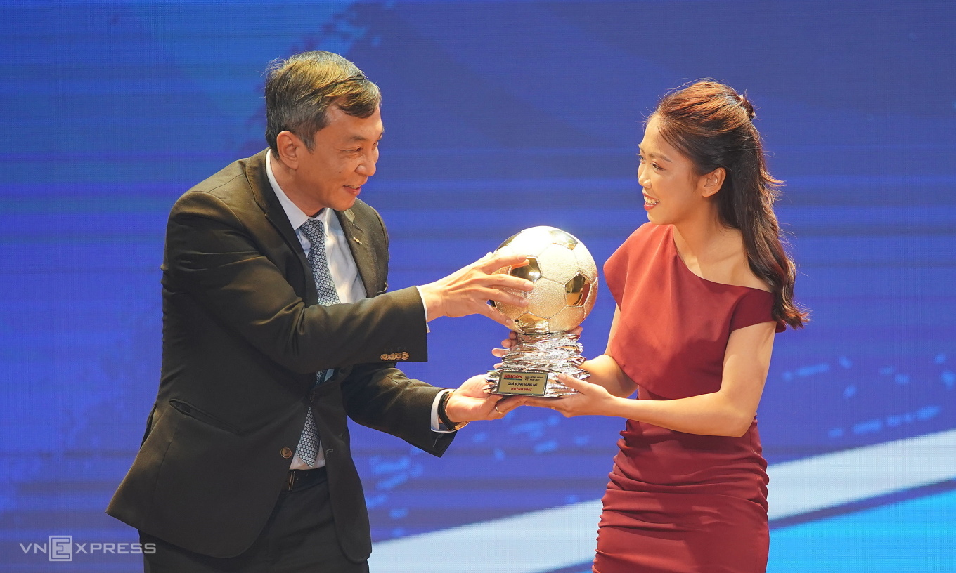 Vietnam Football Federation chairman Tran Quoc Tuan presents the golden ball of womens football to Huynh Nhu. Photo by VnExpress/Duc Dong