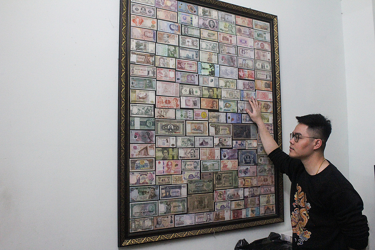 Hung also collects banknotes of more than 180 countries. Photo by VnExpress/Quynh Nguyen