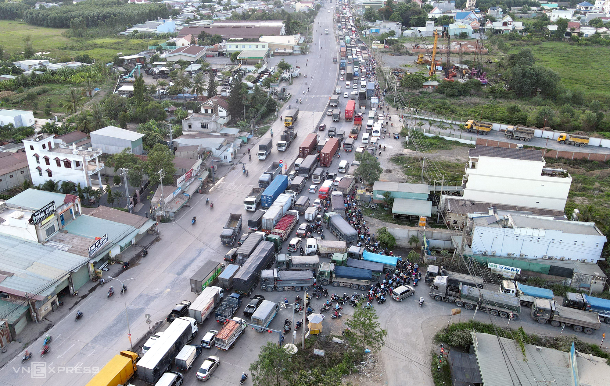 Traffic jam on National Highway 51 in Dong Nai Province, 2021. Photo by VnExpress/Phuoc Tuan