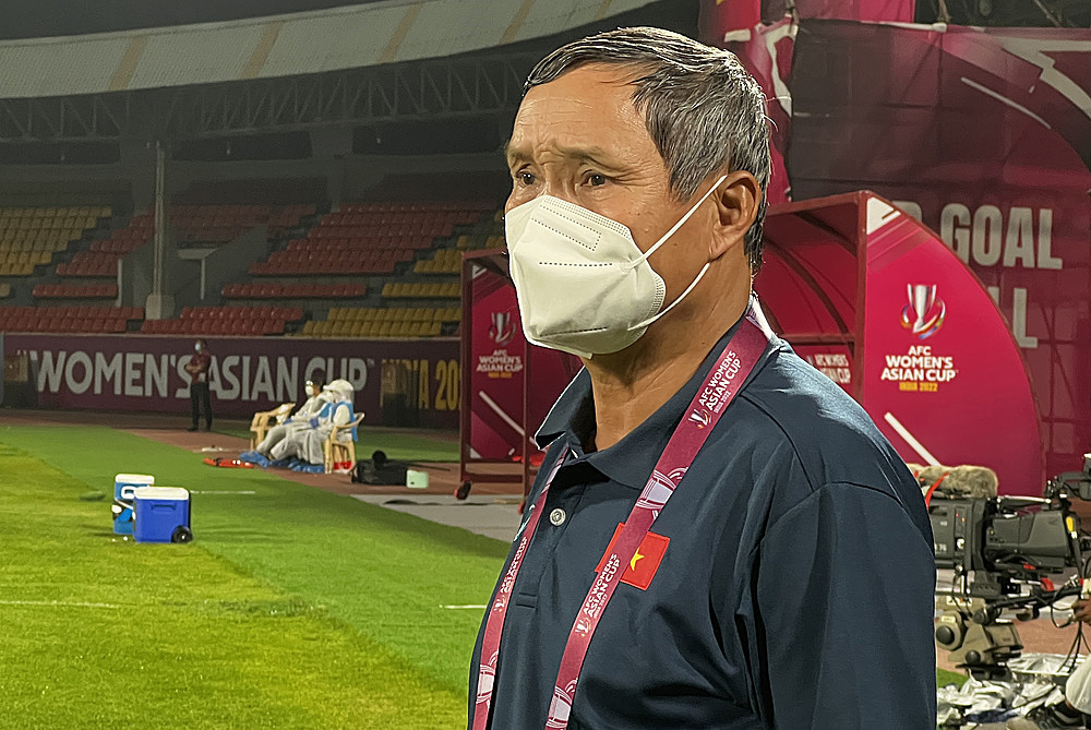 Coach Mai Duc Chung stands on the sideline during the game between Vietnam and South Korea in the Womens Asian Cup in India on January 21, 2022. Photo by VnExpress/Thu Trang