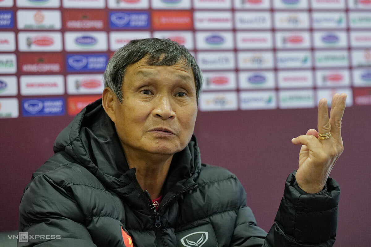 Coach Mai Duc Chung in an interview with VnExpress at the Vietnam Football Federation headquarters on February 10, 2022. Photo by VnExpress/Ngoc Thanh