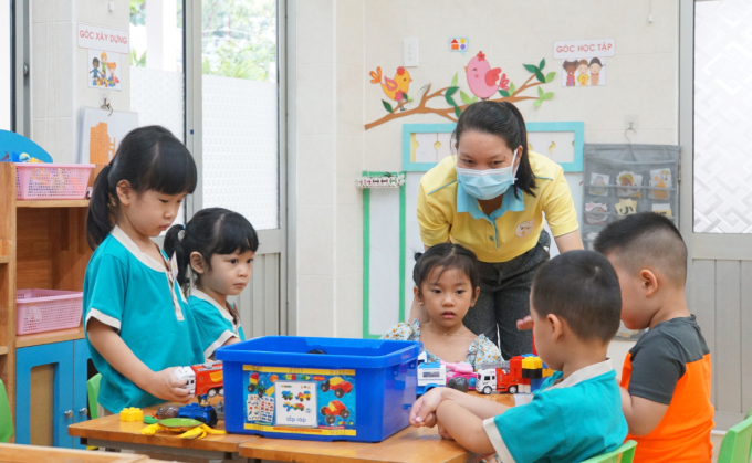 Pham Thu Thao and her students at the Be Ngoan Kindergarten on Feb. 14, 2022. Photo by VnExpress/Manh Tung