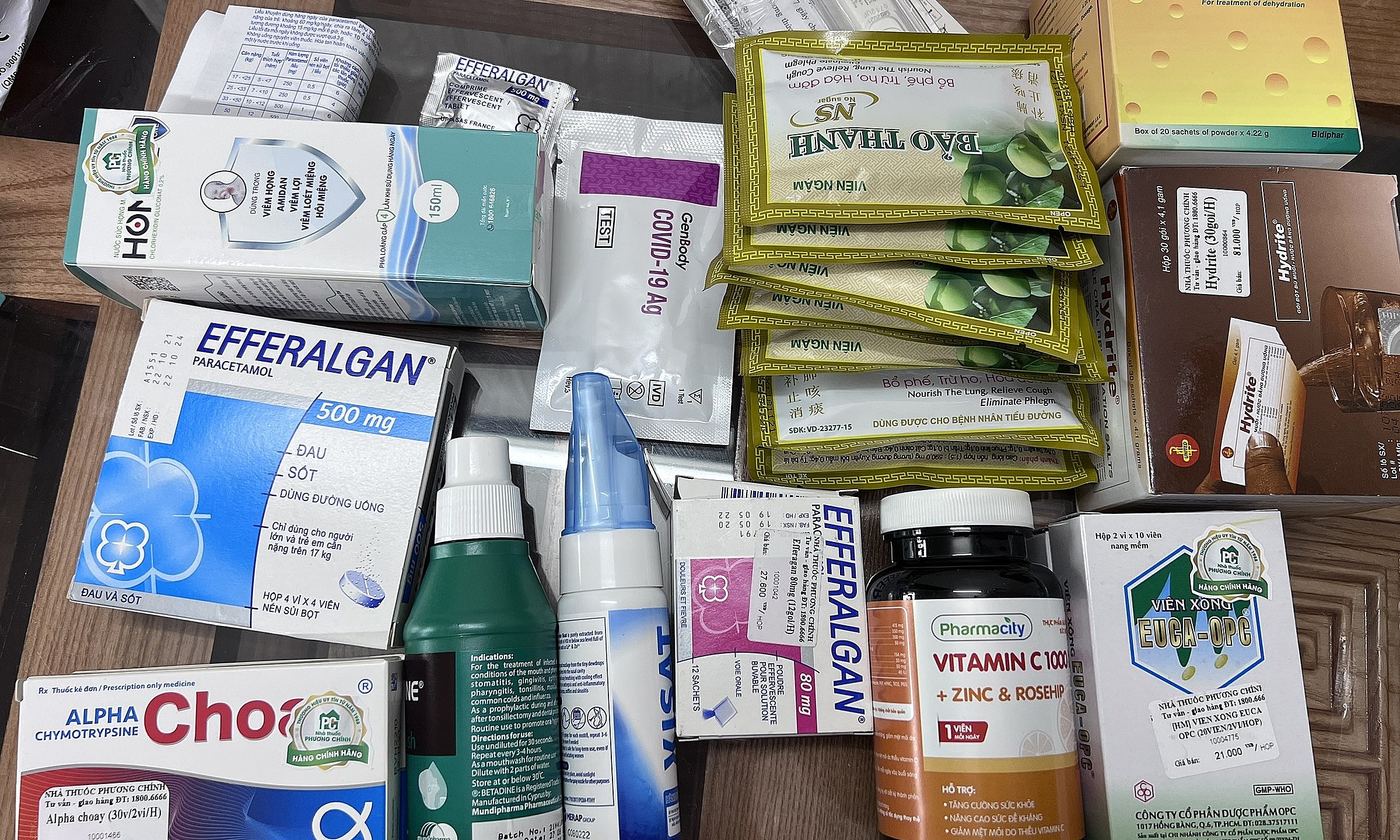 Drugs, food and health supplements that Hoang uses to self-treat Covid-19 at home in Hanoi. Photo obtained by VnExpress