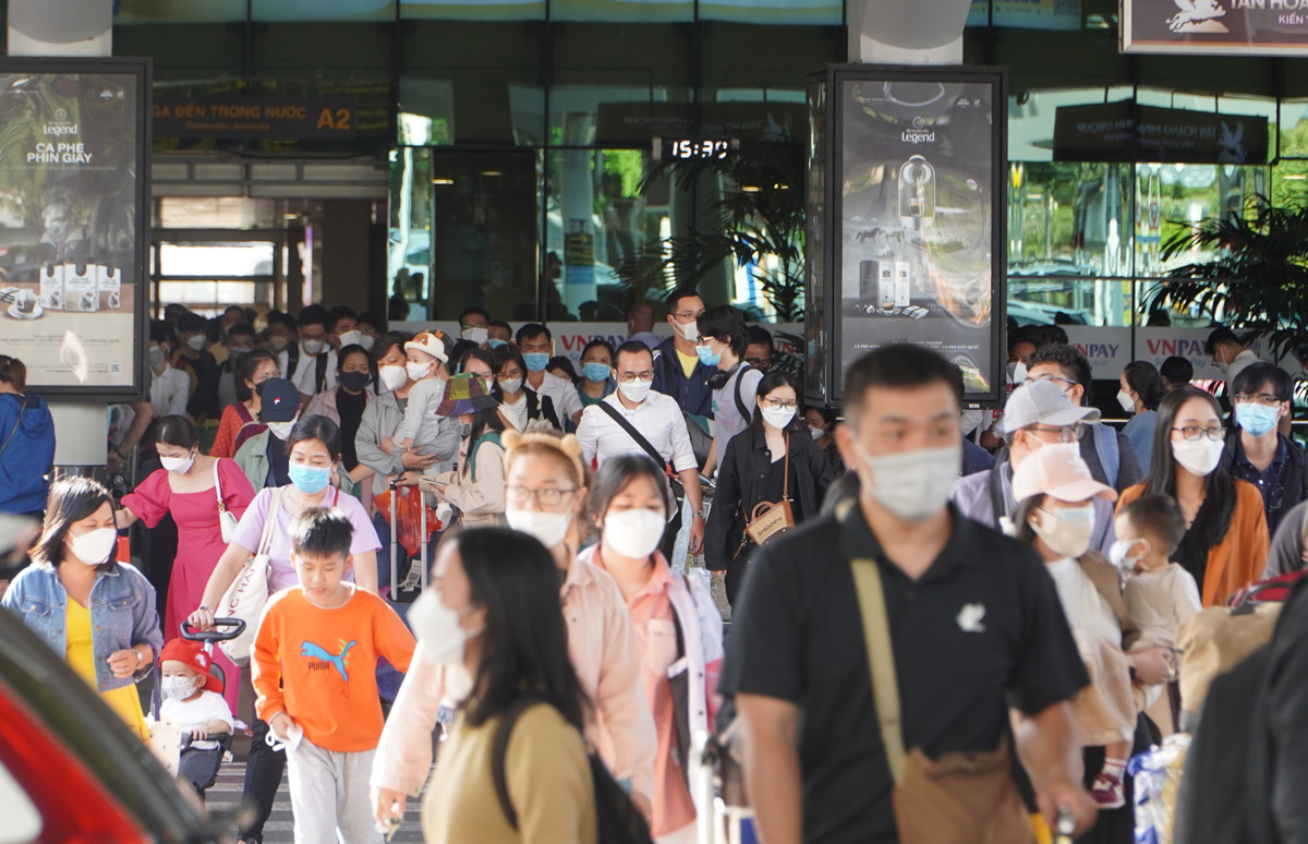 Tan Son Nhat Airport overruns by air travelers on Feb. 5, 2022. Photo by VnExpress/Gia Minh