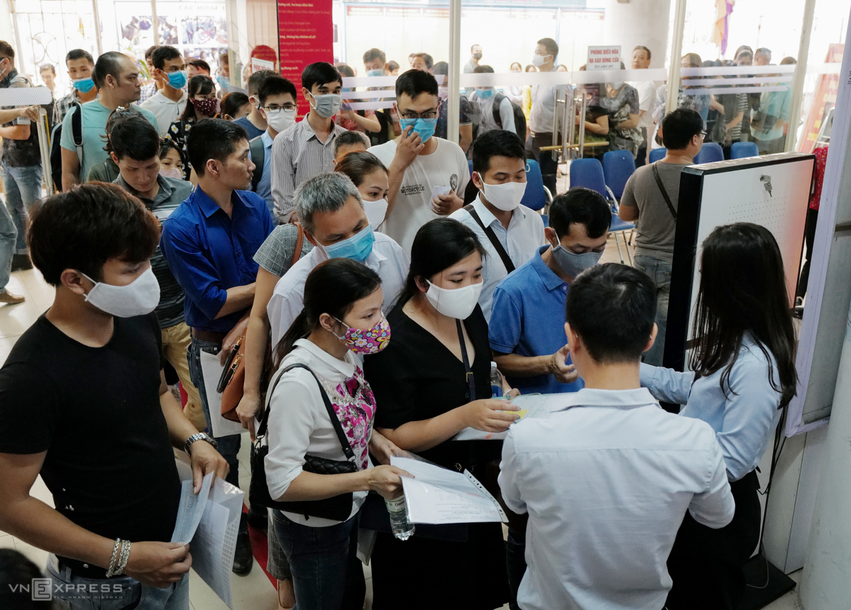 Workers line up for unemployment benefits at an Employment Service Center in Hanois Cau Giay District in June 2020. Photo by VnExpress/Ngoc Thanh