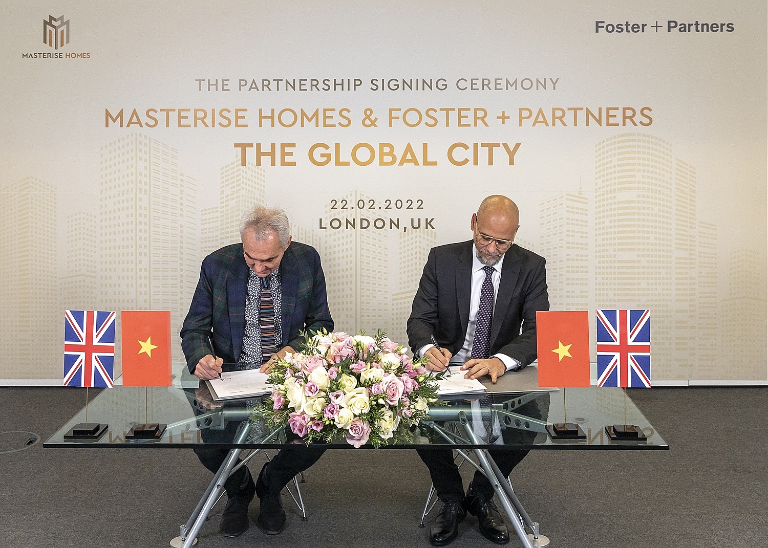 The signing ceremony between Foster+Partner (left) and Masterise Homes in London. Photo: Foster+Partner