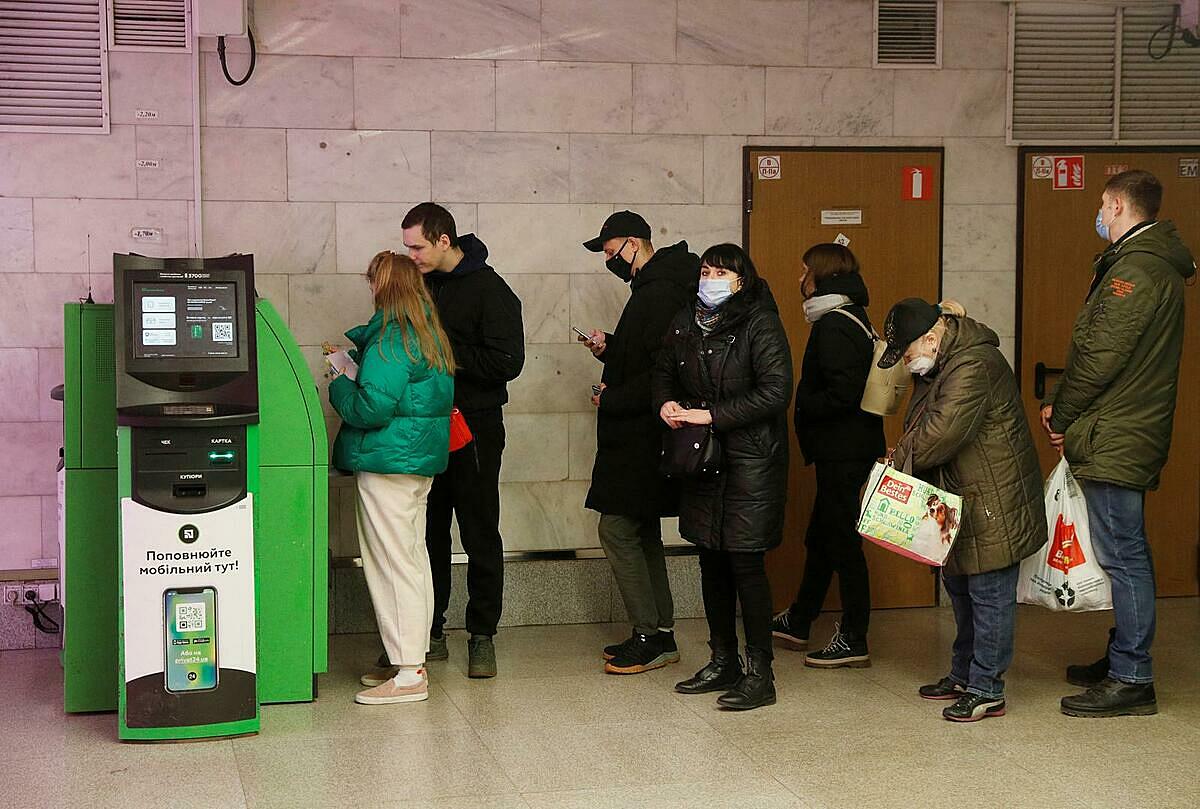 People queue at an ATM after Russian President Valadimir Putin authorized a military operation in eastern Ukraine, in Kyiv, Ukraine February 24, 2022. Photo by Reuters