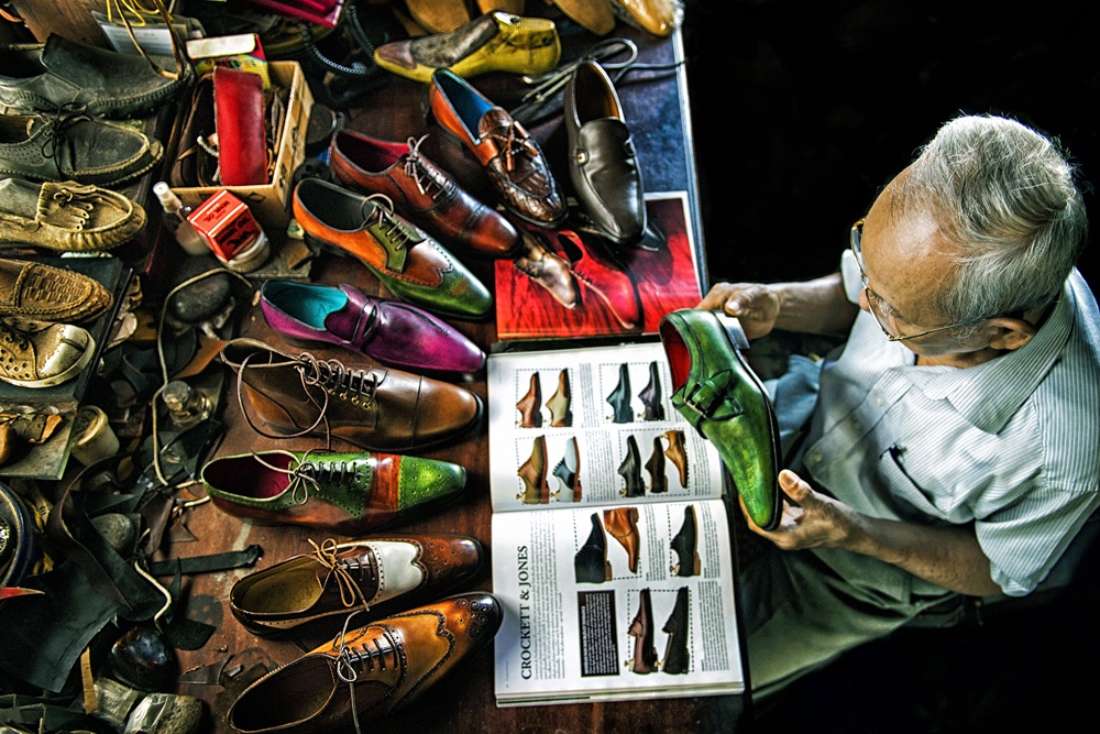 A photo of shoemaker Trinh Ngoc by photographer Tran Viet Van.