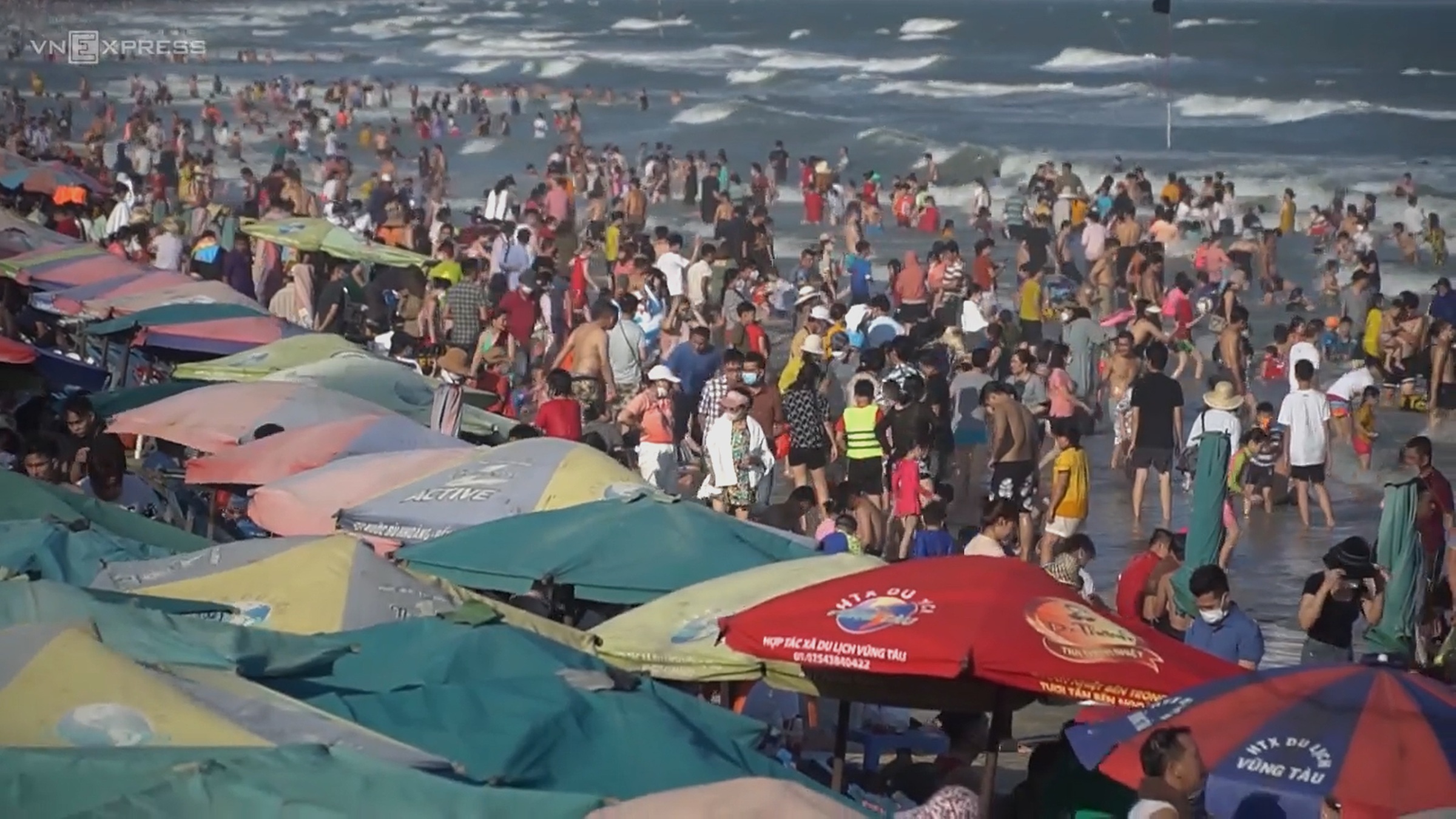 Crowds fill up a beach in Vung Tau Town on February 3, 2022. Photo by VnExpress/Truong Ha