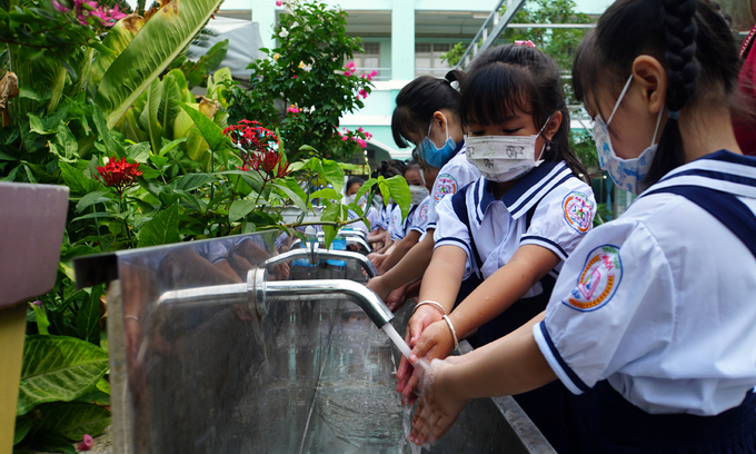 First graders wash hands at a school in HCMCs Go Vap District, February 14, 2022. Photo by VnExpress/Manh Tung