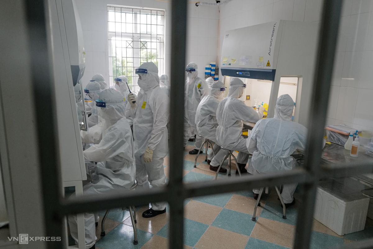 A Covid-19 testing lab in Hanoi. Photo by VnExpress/Ngoc Thanh