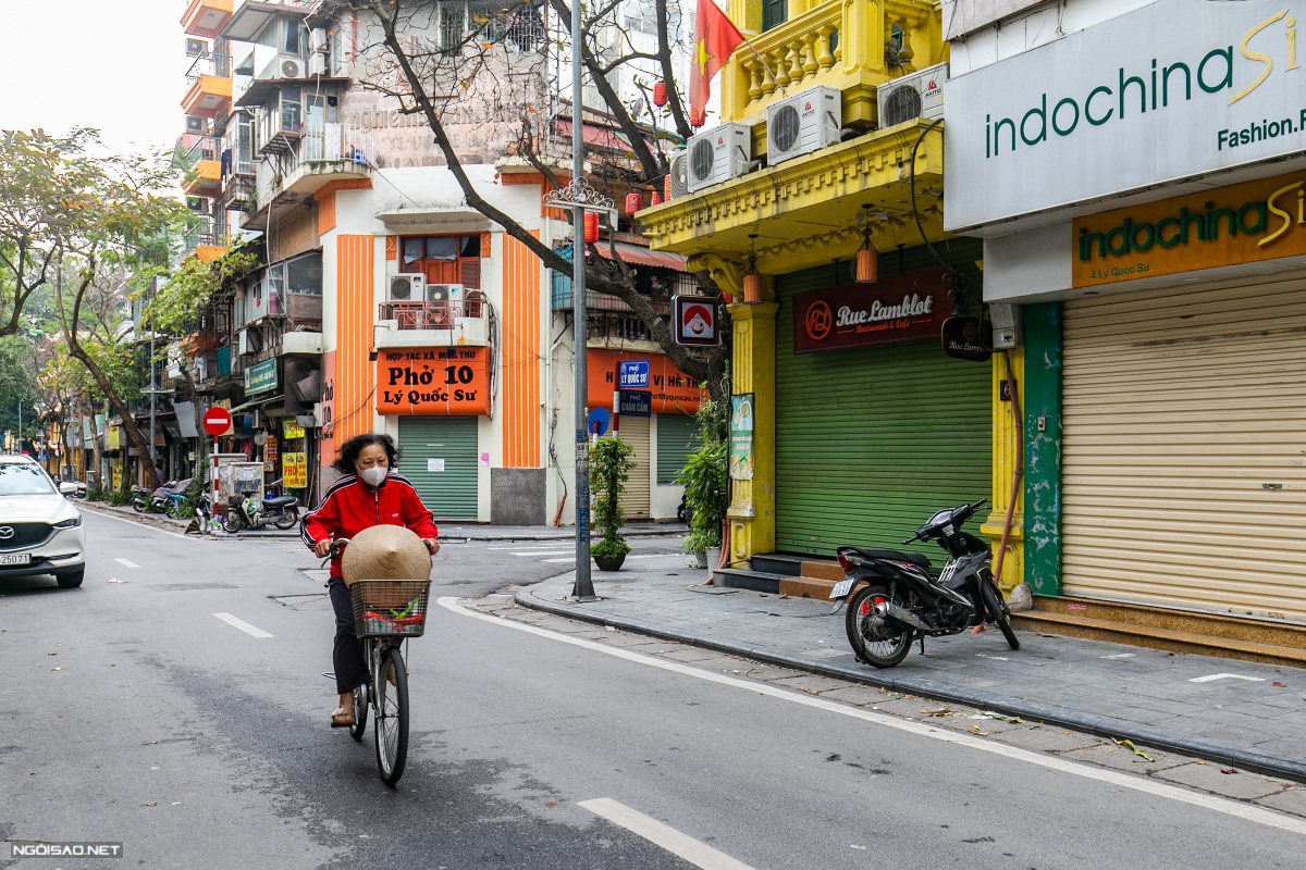 In recent days, the number of Covid-19 cases in Hanoi has continuously increased, affecting the catering business. Walking through some streets, it is not difficult to see closed restaurants with stickers on the outside with the content of shops for rent.