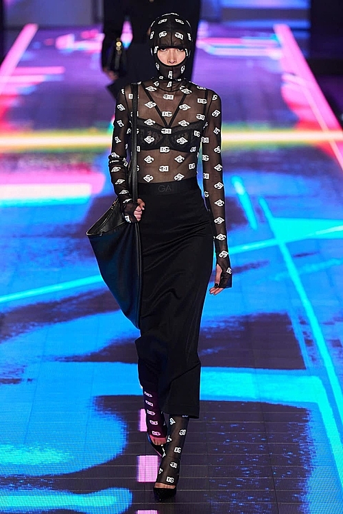 Phuong Oanh wears the Dolce & Gabbana Fall Winter 2022 collection on Feb. 26. She wore a see-through design that revealed her lingerie and had the brand name printed on it from head to toe. Phuong Oanh carried a large bag to make a statement on the catwalk. Milan Fashion Week 2022 will take place in Milan, Italy, from February 22 to February 28. This is a much-anticipated annual event that brings together many famous fashion houses and models from around the world.