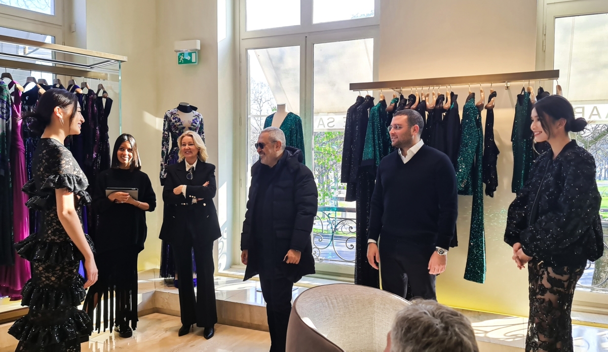 During their trip to France to attend Paris Fashion Week 2022 in early March, Linh (L) and Anh (R) had the opportunity to visit the showroom and meet Elie Saab (third from right). The Lebanese designer launched his fashion brand in 1982. Vietnamese beauty pageant holders talked to him and tried on clothes from the Autumn-Winter collection called A Fearless Grace.
