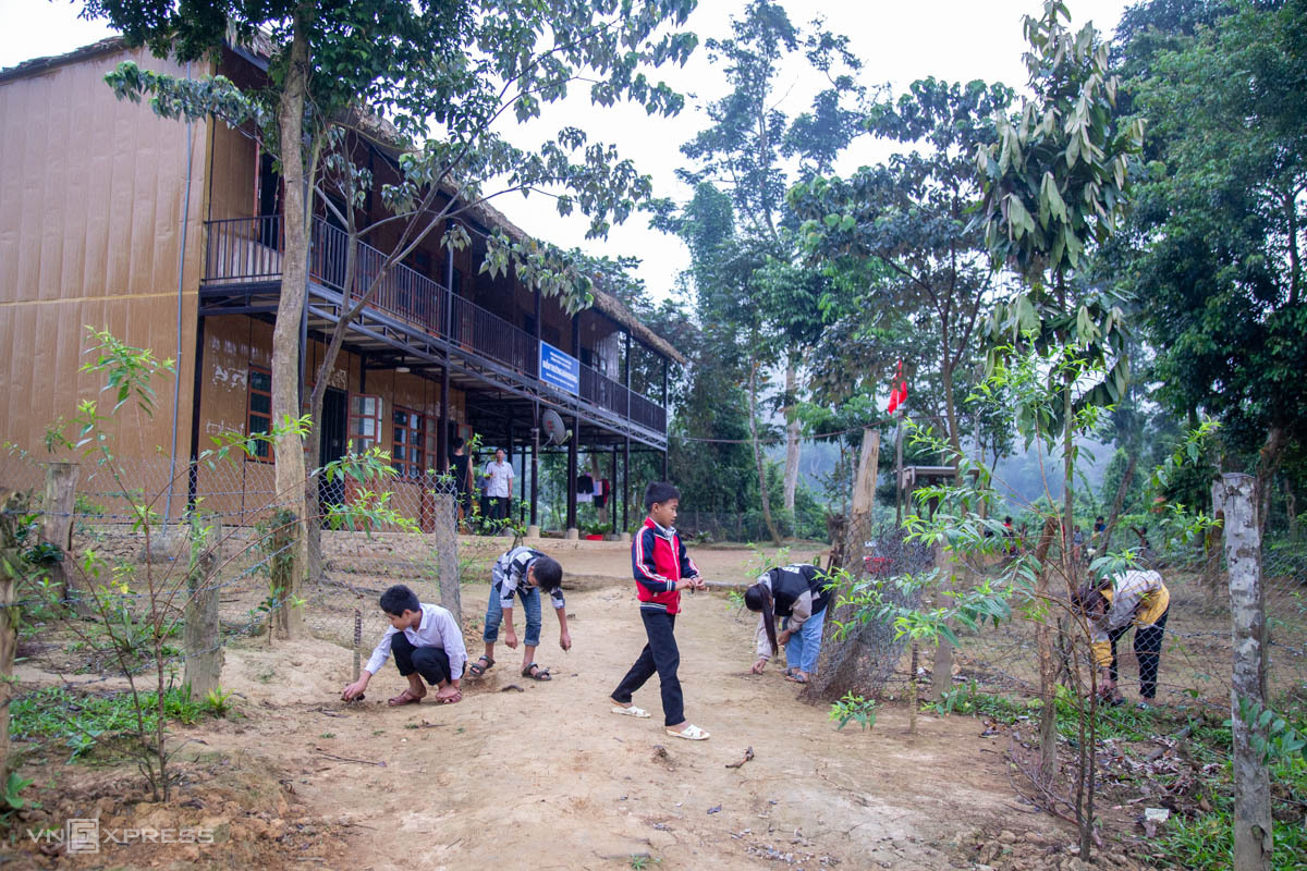 Students clean up the school year before entering classes in Doong Village, Quang Binh. Photo by VnExpress/Hoang Tao