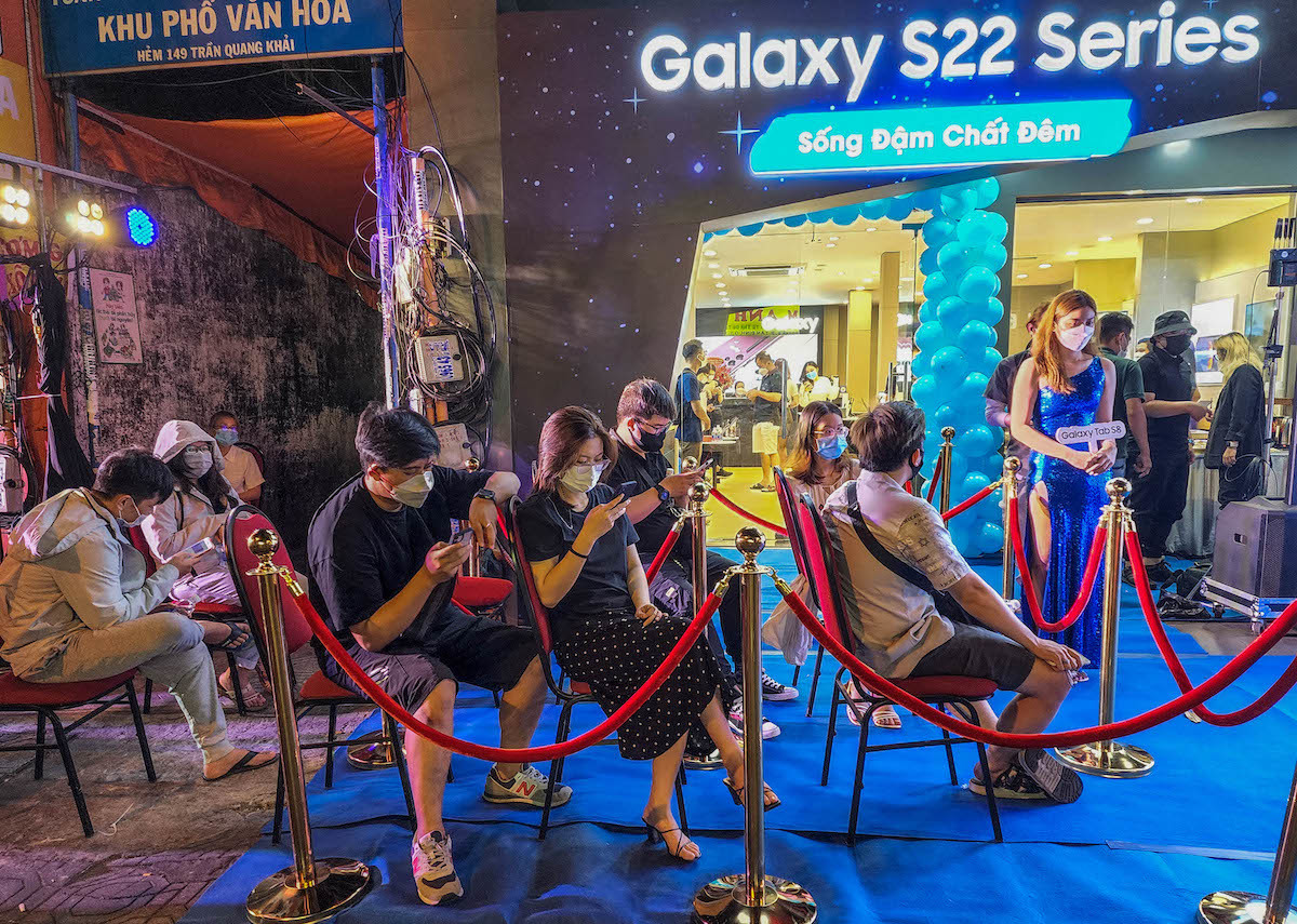 Numerous stores like FPT Shop, MTSmart, Sam Center began selling the Galaxy S22 series at 8 p.m. Thursday. Meanwhile, some other authorized distributors like Mobile World and CellphoneS rolled out the new model Friday.