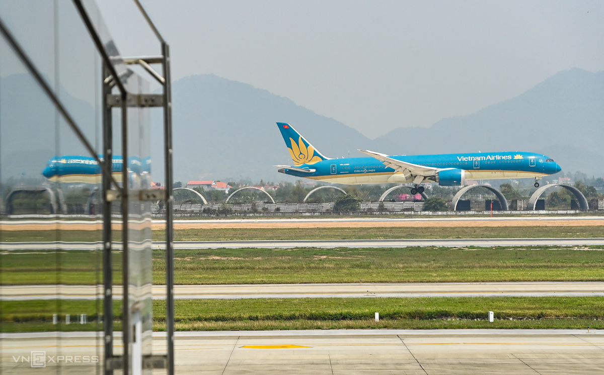The flight took off at 7:35 p.m. local time (23:35 Hanois time) on March 7 from Henri Coandă International Airport in Bucharest, the capital of Romania. According to Vietnam Airlines, flight VN88 landed safely at Noi Bai airport at 11:30 a.m.