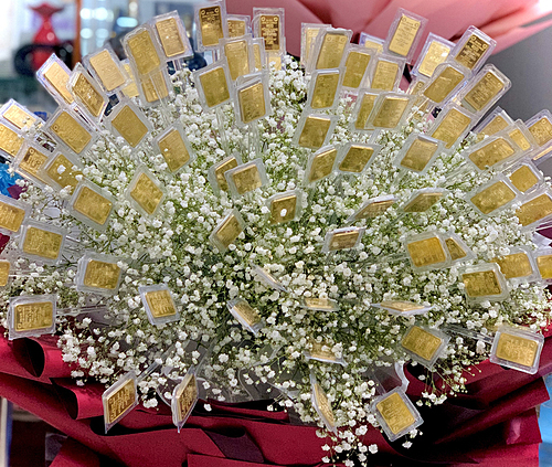 The bouquet of 100 gold taels. Photo by VnExpress/Ngoc Diep