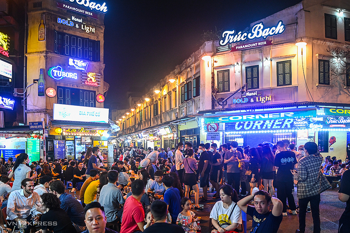 The intersection of Ta Hien and Luong Ngoc Quyen streets, a food and beer hub in Hanois Old Quarter, is teeming with young people now that bars and pubs have reopened.