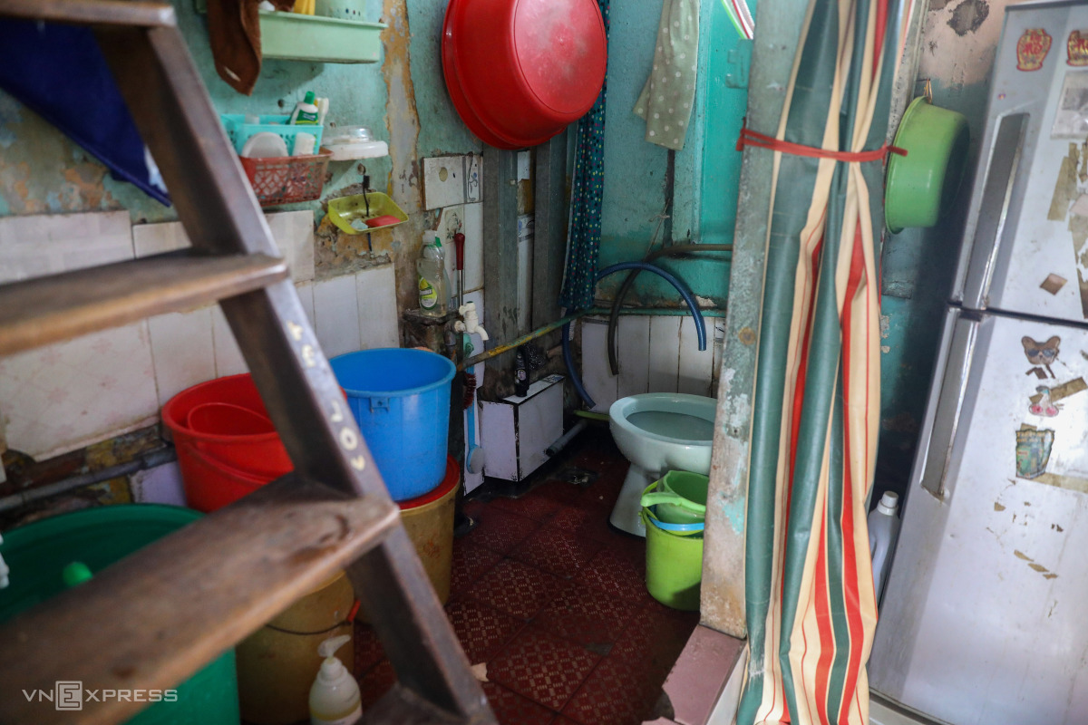 Mrs. Cucs toilet area is cramped and cluttered. According to the owner, the households here did not have toilets until about 40 years ago. Later, when many new houses were renovated, they added more bathing, kitchen, and toilet facilities...