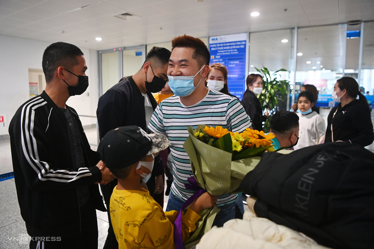 Nguyen Duy Thanh, of Nam Dinh, has returned from Ukraine with his wife and two children.I am very emotional when I return to my hometown and reunite with my family. But most importantly, my entire family has safely fled the conflict zone.