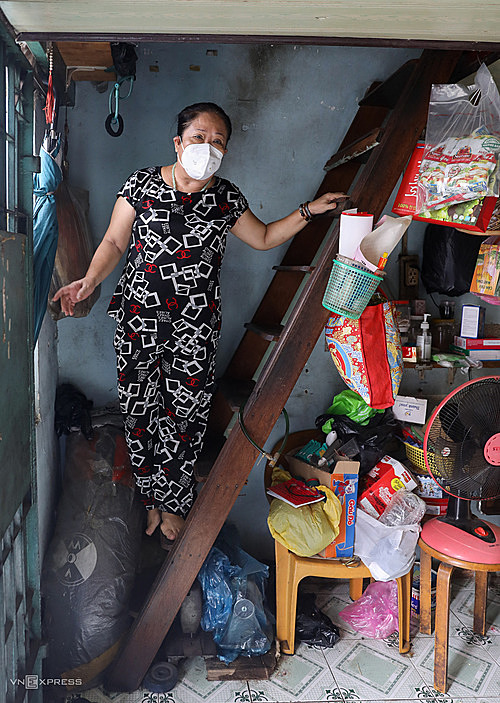 Ms. Tran Nghi Nhans house is also small, so she had to expand her loft in order to live there. At its heaviest, the family consisted of eight people. Now that the children and grandchildren have left, there are only three people left According to the 64-year-old woman.