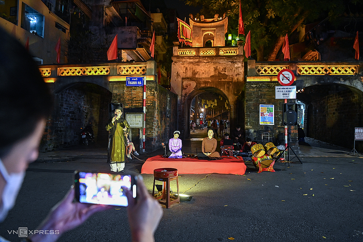 Quan Ho folk singing is held on O Quan Chuong Street. The high rate of vaccination and most of the newly infected having mild symptoms not requiring hospitalization are factors that have allowed socioeconomic activities to resume.