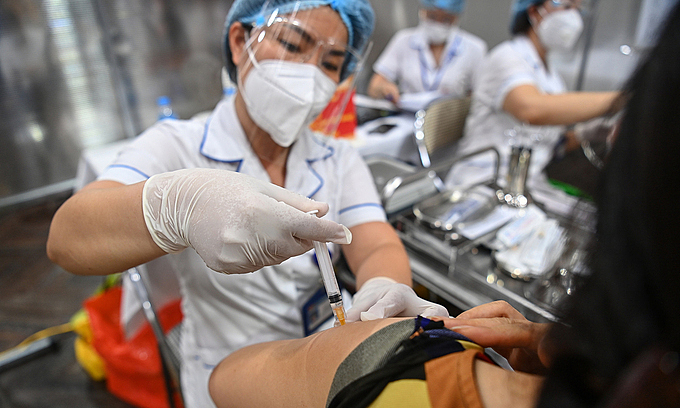 A person receives a Covid-19 vaccine shot in Hanoi, August 4, 2021. Photo by VnExpress/Giang Huy