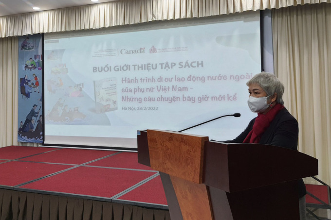 Khuat Thu Hong, director of the Institute for Social Development Studies, delivers a speech at the launching event of the book  Hanh Trinh Di Cu Lao Dong Nuoc Ngoai Cua Phu Nu Viet Nam: Nhung Cau Chuyen Bay Gio Moi Ke on Feb. 28, 2022. Photo by VnExpress/Pham Nga