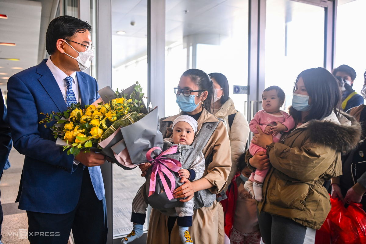 Pham Quang Hieu, Deputy Minister of Foreign Affairs and chairman of the State Committee for Overseas Vietnamese, welcomes returnees at the airport.