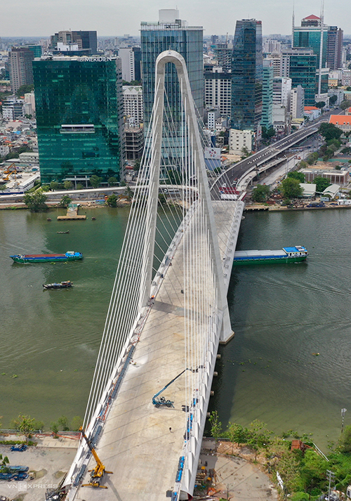 The bridge connecting District 1 with Thu Thiem New Urban Area in Thu Duc City spans 1.4 kilometers and comprises six lanes.The cable-stay bridge has its highest pier rising 113 meters.