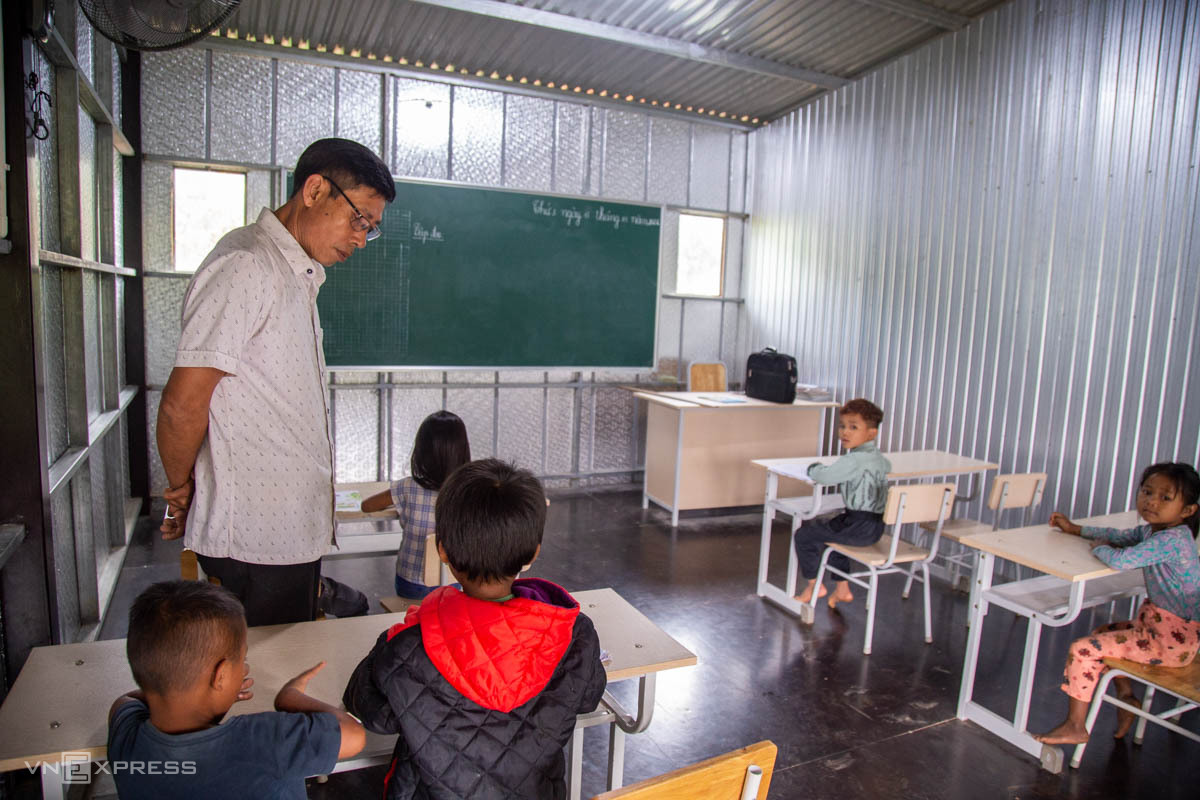 Hoang Van Sau teaches a classroom. Photo by VnExpress/Hoang Tao
